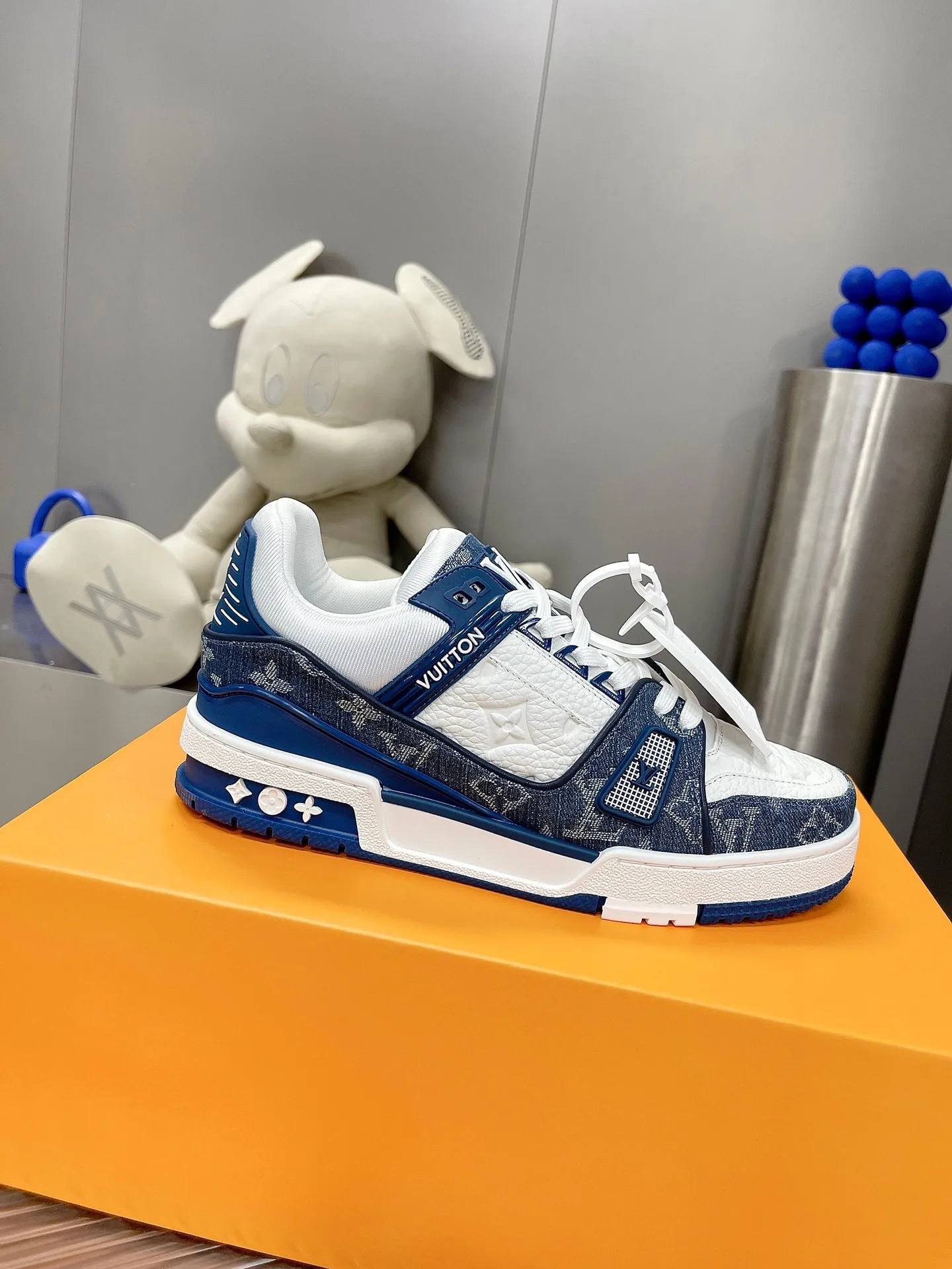 👟👟Ex-factory price 840👟👟The highest version on the Internet⚠️Feel free to compare! 2021🔥New model, purchase quality LV~Louis Vuitton by Virgin Abloh’s best-looking sneakers, Donkey Brand strongly recommends new products, official website limited edition retro basketball sneakers! Both high and low tops cost money to purchase 1:1 accurate replicas of the originals. The details are invincible, full of sincerity, imported custom-made original cowhide, the original package method is the same, the details are 100% restored, and the private model customized the original one-piece T👟👟factory price U outsole, which is different from other brands. Without the original version, this effect cannot be achieved! 35-45 (46 is custom-made and non-refundable) Some colors are available in women’s styles